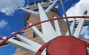 The steering wheel turns the cap at the top of the mill and sets the blades in the direction of the wind.