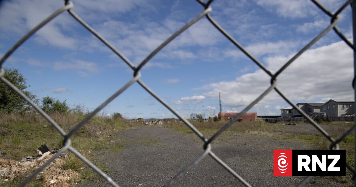 Auckland school run chaos leaves 'hundreds late' to class | RNZ