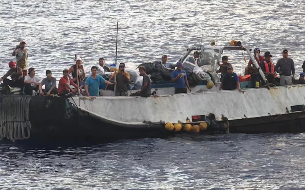 Jin Hui 18 rescue 22 fishermen on skiff from Marielle