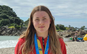 Ice swimmer Madeline Hobo has broken the world under 18 500-metre ice swimming record.