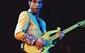 A Yellow Cloud electric guitar owned and played by the late pop star Prince has sold at auction in the US for $137,500 (£100,000).