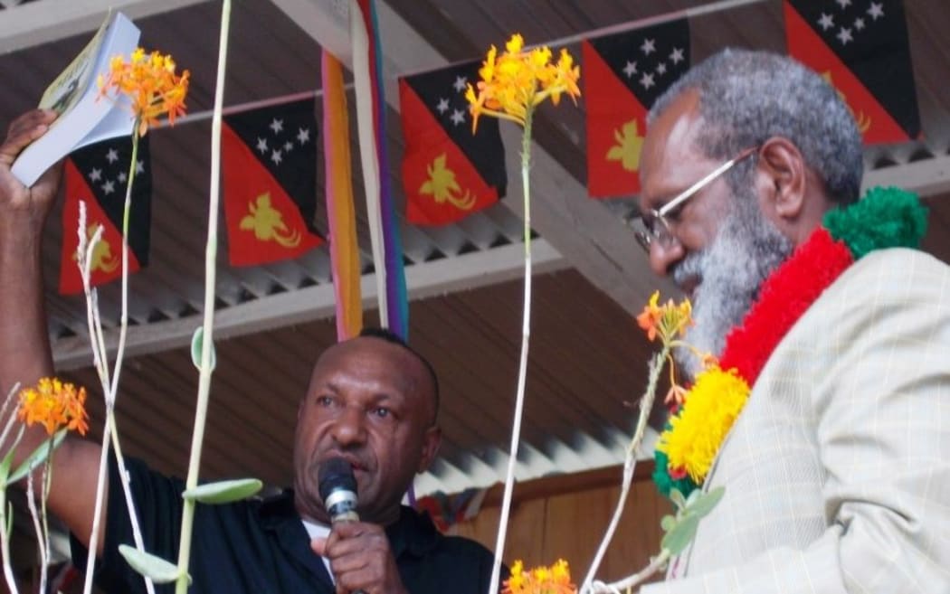 Jimmy Drekore and Kerenga Kua (right) show a Simbu crowd the Crocodile Prize 2014 Anthology
