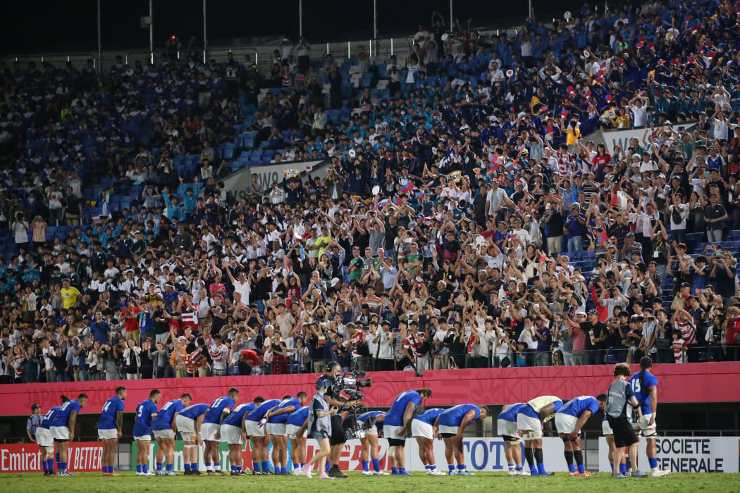 Samoa's players bow to the Japanese crowd after beating Russia.