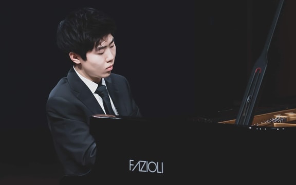 Pianist Lixin Zhang
