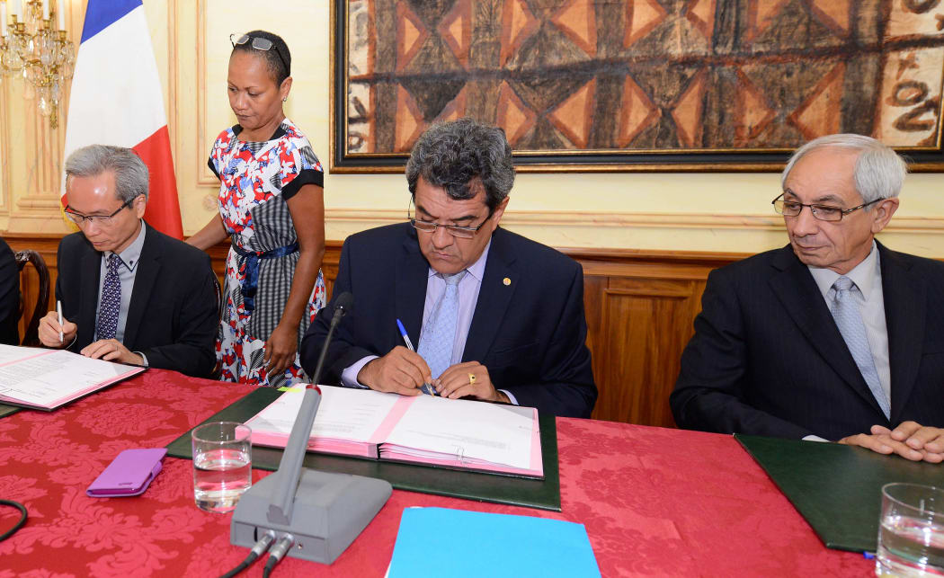 Signing of deal to build Mahana Beach resort complex in Tahiti
