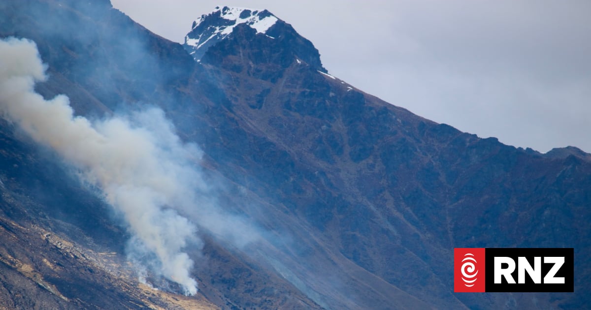 Fire near Queenstown surges to cover 1200 hectares as winds fuel flames