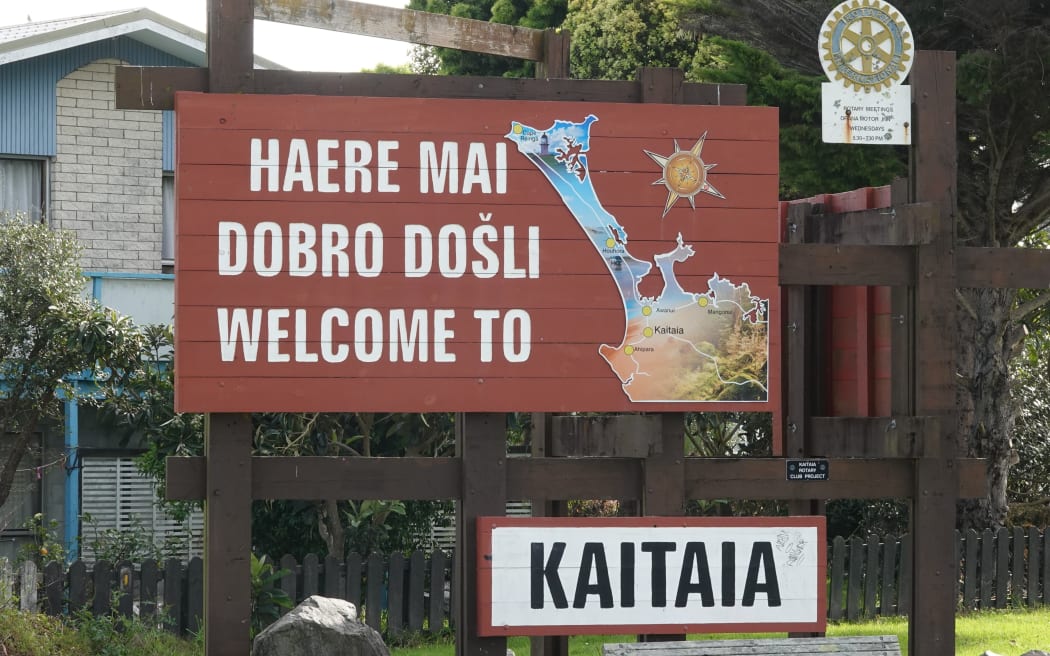 A sign at the entrance to Kaitāia welcomes visitors in te reo Māori, Croatian and English.