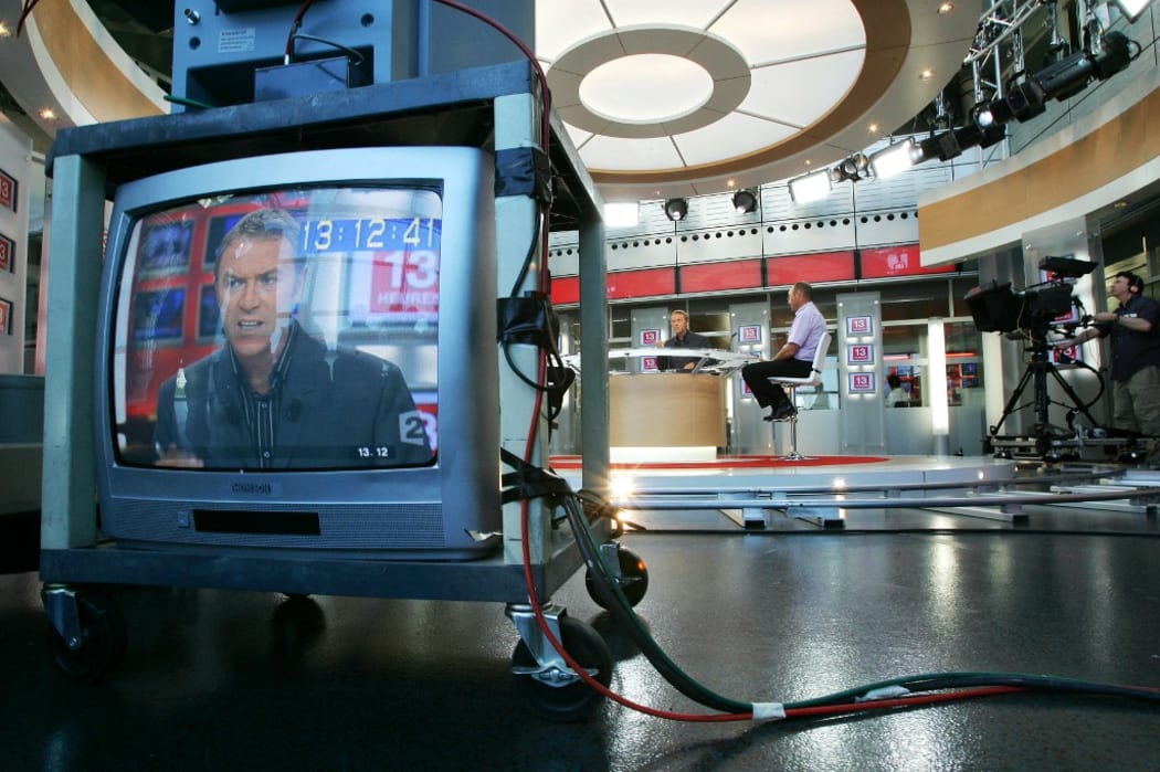 le journaliste Christophe Hondelatte, successeur de Daniel Bilalian, présente le journal télévisé de 13 heures sur France 2, le 08 septembre 2004 à Paris.