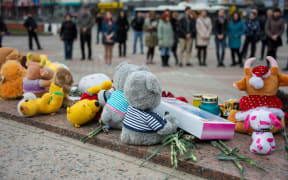 5464375 27.03.2018 Flowers, toys and candles on Lenin Square in memory of those killed in the Zimnyaya Vishnya shopping mall fire in Kemerovo. Alexey Malgavko / Sputnik
