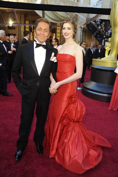 HOLLYWOOD, CA - FEBRUARY 27: Fashion designer Valentino and actress Anne Hathaway arrive at the 83rd Annual Academy Awards held at the Kodak Theatre on February 27, 2011 in Hollywood, California.   Frazer Harrison/Getty Images/AFP (Photo by Frazer Harrison / GETTY IMAGES NORTH AMERICA / Getty Images via AFP)