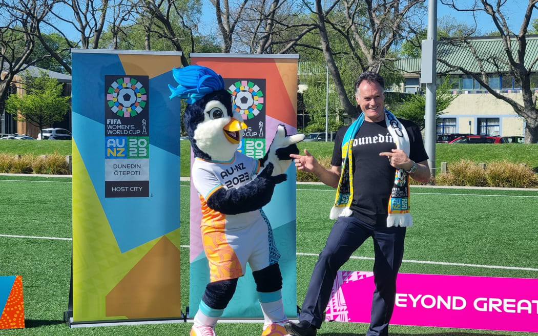 Dunedin mayor Jules Radich with Cup mascot Tazuni.