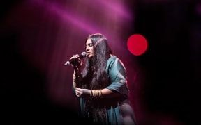 Aaradhna performing at the Pacific Music Awards.