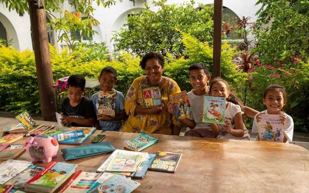 Olini Fonua and some of her students.