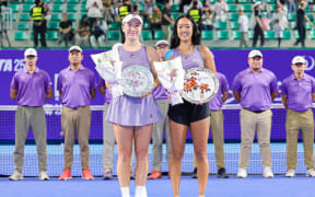 USA winner Ann Li (R) and New Zealand's Lulu Sun after the Guangzhou Open tennis women's singles final.