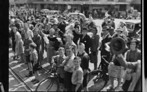 Crowd greeting Polish refugees on their train journey to Pahiatua from Wellington
