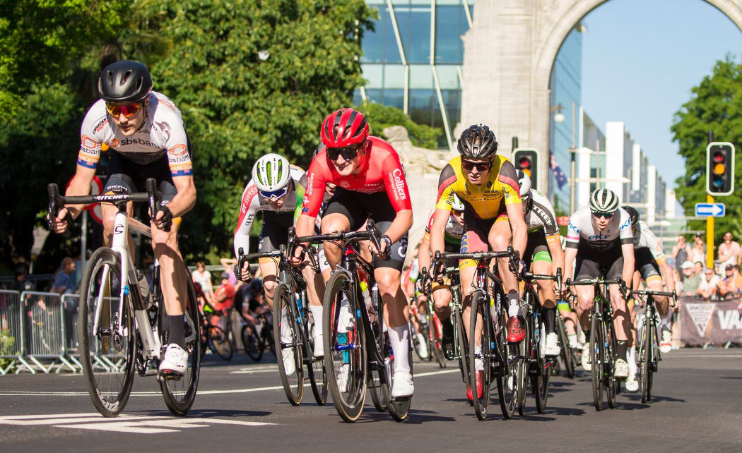 Riders pass the Bridge of Remembrance at the Vantage Criterium National Championships in Christchurch. (Photo: Kevin Clarke)