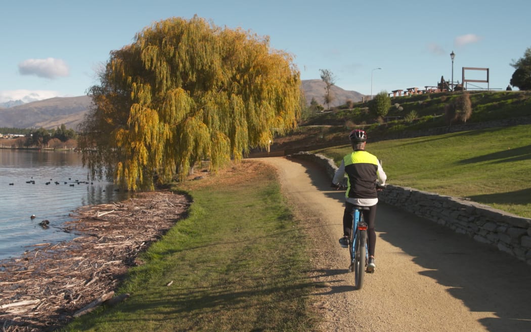 Lake Dunstan Trail in Central Otago.