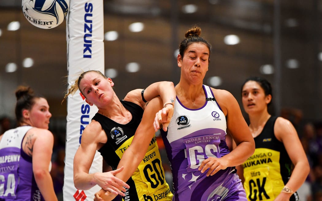 Central Pulse captain Katrina Grant(L) and Northern Stars Maia Wilson(R) collide.