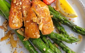 Asparagus with Sizzling Haloumi