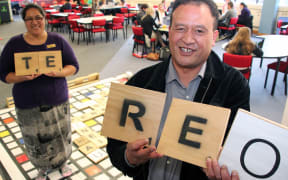 (from left) Kaihautu Māori Sheeanda Field with Senior Māori advisor Jacob Tapiata demonstrate the Māori scrabble game