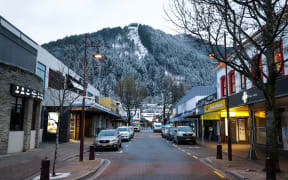 South Island residents are waking up to a white blanket of snow as a cold blast works its way up the country.