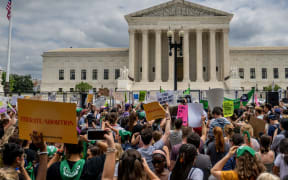 WASHINGTON, DC - JUNE 24: People protest in response to the Dobbs v Jackson Women's Health Organization ruling in front of the U.S. Supreme Court on June 24, 2022 in Washington, DC. The Court's decision in Dobbs v Jackson Women's Health overturns the landmark 50-year-old Roe v Wade case and erases a federal right to an abortion.   Brandon Bell/Getty Images/AFP (Photo by Brandon Bell / GETTY IMAGES NORTH AMERICA / Getty Images via AFP)