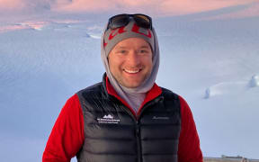 Lewis Ainsworth, who was president of the New Zealand Mountain Guides Association, has died in a helicopter accident in Canada.
