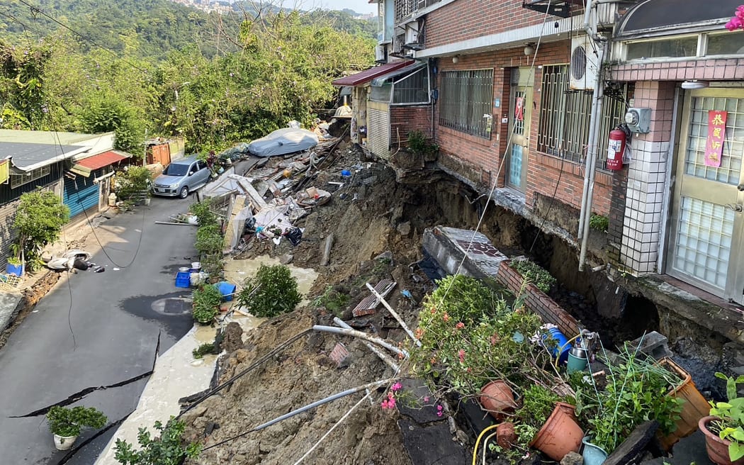 Uszkodzone budynki w dzielnicy Xindian w Nowym Tajpej po poważnym trzęsieniu ziemi, które nawiedziło wschodni Tajwan 3 kwietnia 2024 r.