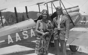 Oscar Garden (right) with guide Tina (left) in front of his de Havilland Gipsy Moth aircraft at Rotorua,
after his solo flight to Australia, 1930–1931. Reference number F – 181955-1/2.