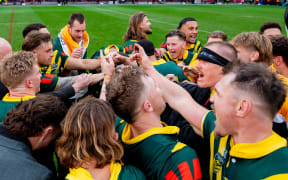 Picture by Allan McKenzie/SWpix.com - 25/10/2025 - Rugby League - 2025 ABK Beer Rugby League Ashes - England v Australia - Wembley Stadium, London, England - Australia celebrate victory over England in the first Ashes Test at Wembley.