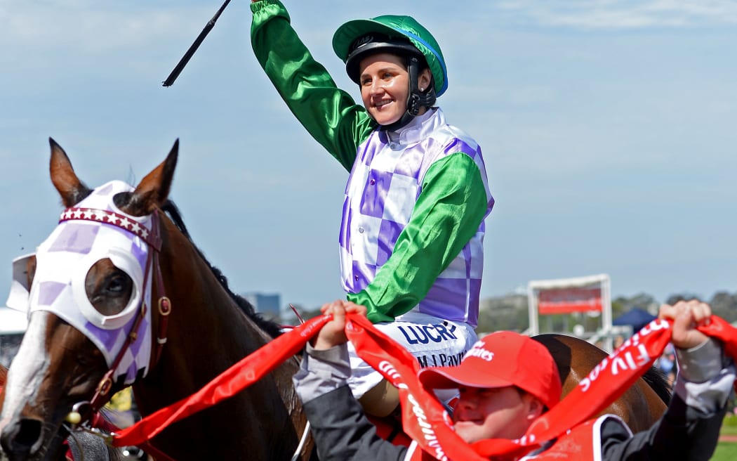 Michelle Payne wins 2015 Melbourne Cup on Prince of Penzance.