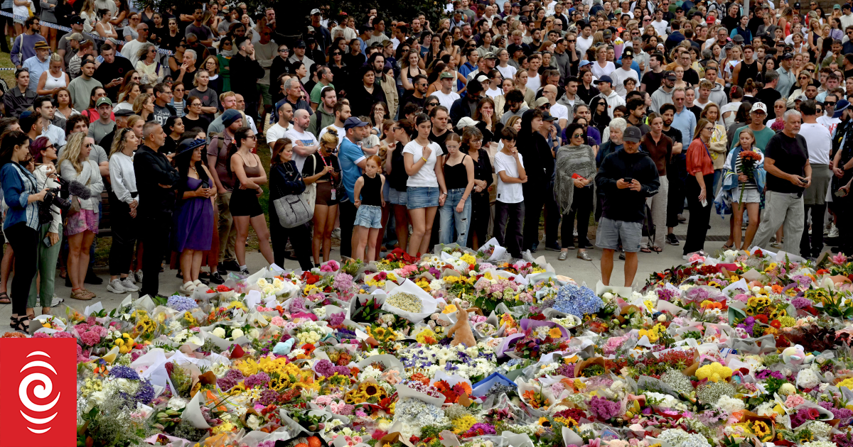 Communities pay tribute to Bondi shooting victims in Sydney and Melbourne vigils