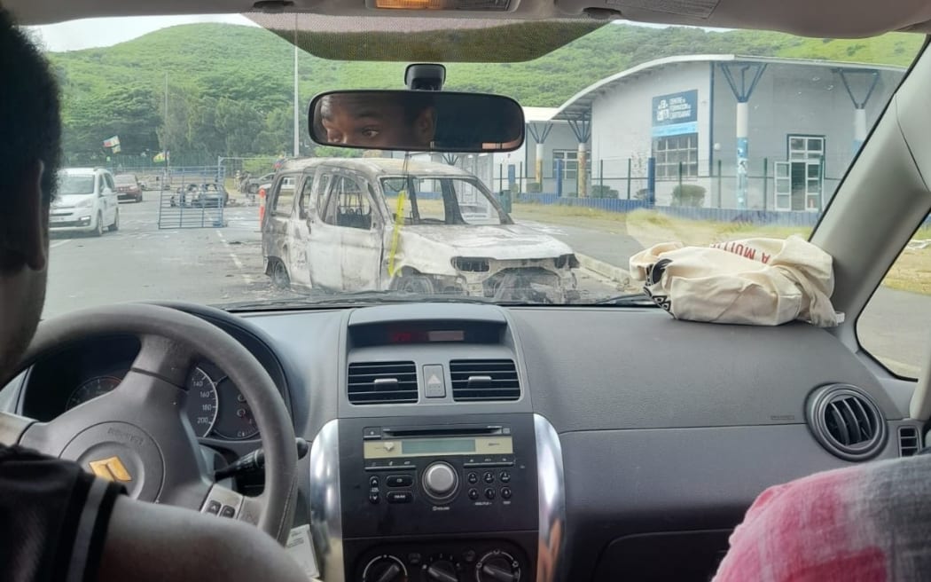 A un estudiante kiwi en Nueva Caledonia se le enseñó a usar extintores en medio de los disturbios