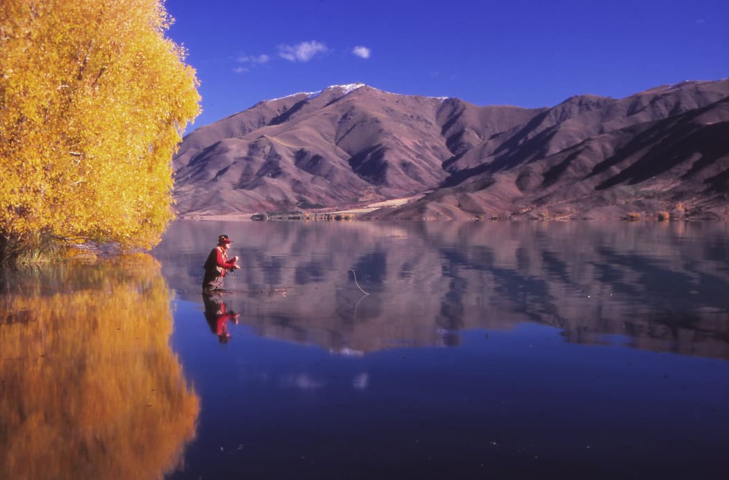 A photo taken by Les Hill of Lake Benmore.