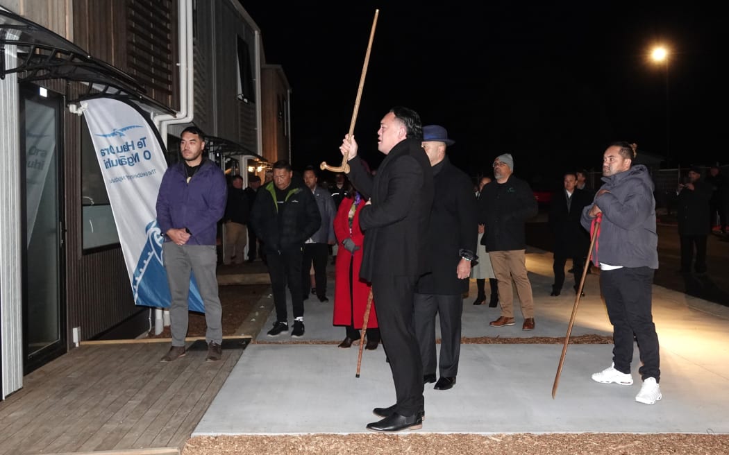 Isaiah Apiata blesses one of the units at the Kaikohe housing complex Te Kohekohe. Photo: Peter de Graaf / RNZ