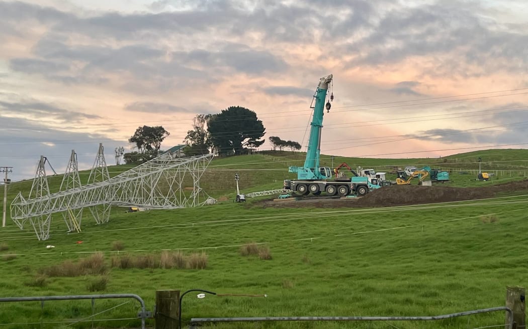 Transpower crews prepare to install a temporary tower on a farm in Northland on 21 June.