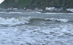 Heavy swells and debris on Wellington’s south coast.