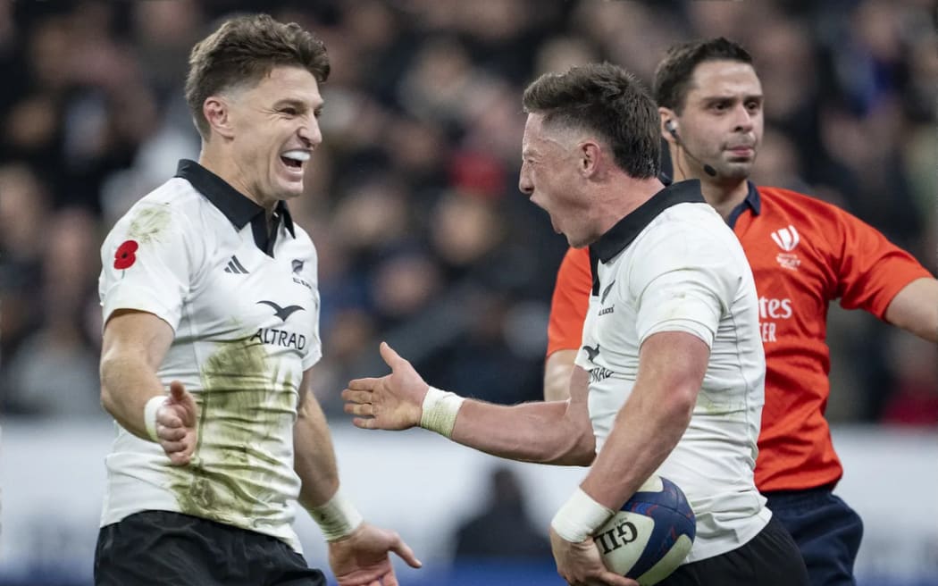 Cam Roigard celebrates with Beauden Barrett.
