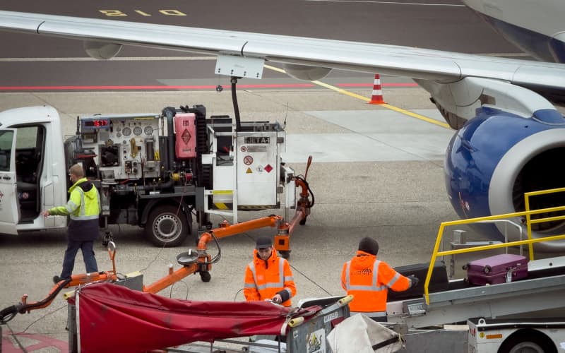 Ground staff refuel and unload baggage from a British Airways Embraer 190 (registration G-LCYM) after its arrival from London at Amsterdam Airport Schiphol in Amsterdam, the Netherlands, on October 29, 2025. (Photo by Mateusz Wlodarczyk/NurPhoto) (Photo by Mateusz Wlodarczyk / NurPhoto via AFP)