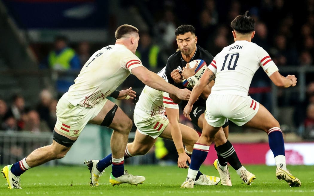 All Blacks first five-eighth Richie Mo'unga takes on England's defence during the 25-25 draw at Twickenham.
