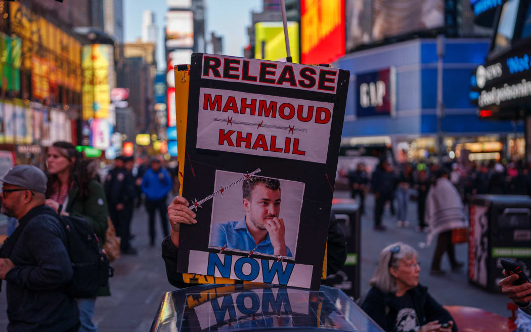 NEW YORK, NEW YORK - MARCH 18: A person holds a sign calling for the release of Mahmoud Khalil as pro-Palestine demonstrators rally for Gaza in Times Square on March 18, 2025 in New York City. Israeli forces carried out renewed airstrikes across the Gaza Strip, killing over 400 people, according to Gaza officials. The attacks broke a temporary ceasefire with Hamas, heightening fears of a return to full-scale conflict.   Adam Gray/Getty Images/AFP (Photo by Adam Gray / GETTY IMAGES NORTH AMERICA / Getty Images via AFP)