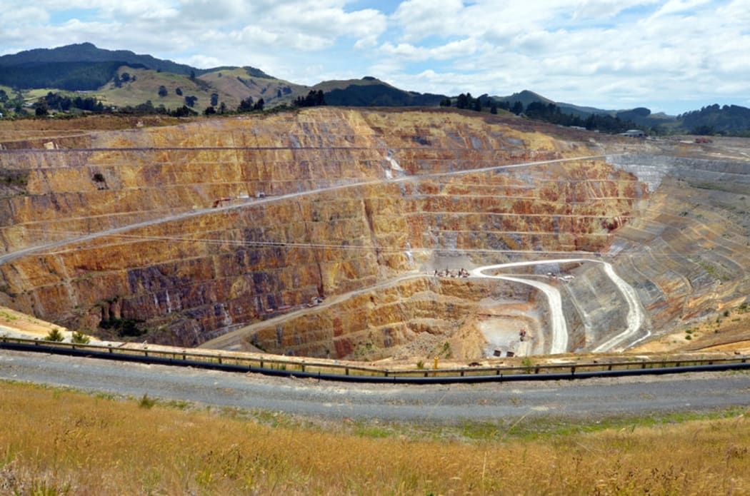 The goldmine in Waihi is changing hands from Newmont to NZ company Oceanagold.
