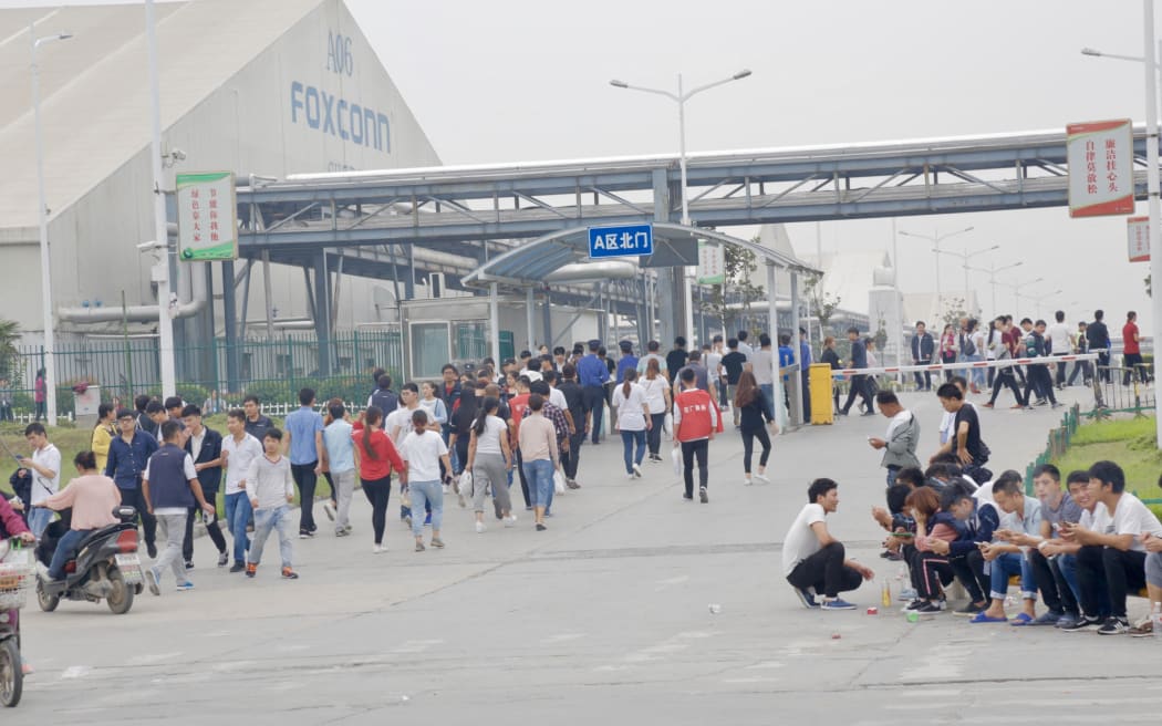 Chinese workers head to the Foxconn plant in Zhengzhou city, central China's Henan province, 19 September 2017.

Data indicates that nearly half of the Apple's iPhones are manufactured at Foxconn's Zhengzhou plant in central China, a place once again buzzing with activity after Apple unveiled three new products: iPhone 8, iPhone 8 Plus, and iPhone X on Sept 12. A lack of workers is one of the weaknesses of the "Made in the US" strategy. Though US President Donald Trump has repeatedly said he will rejuvenate the country's manufacturing industry and bluntly ordered Apple to establish a manufacturing plant in the US, "Made in the US" seems more like a slogan than an attainable goal. Foxconn has a complete industry chain in counties and towns of Zhengzhou, which include a headquarters, precision electronics companies, and other branch plants, guaranteeing high efficiency and...