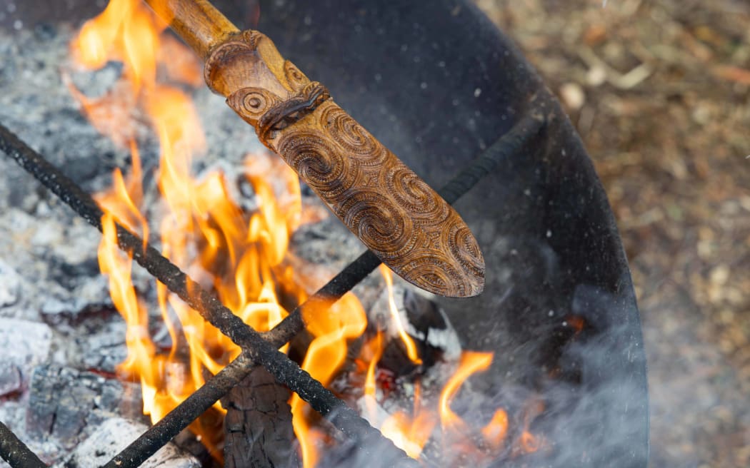 Kingi Aupouri tempering his taiaha over an open flame for four days, seven hours a day.