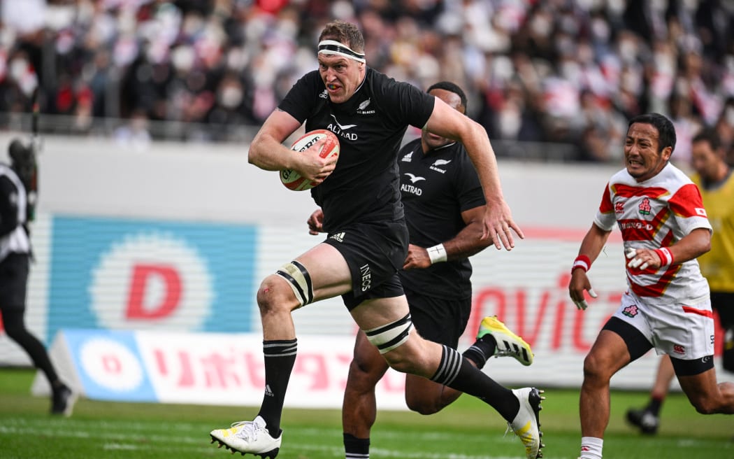 New Zealand's Brodie Retallick scores a try during the rugby Test match between Japan and the New Zealand All Blacks at the National Stadium in Tokyo on October 29, 2022.