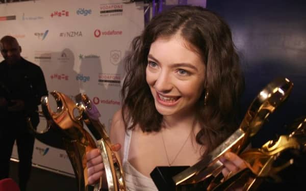 Lorde holding her multiple Tuis at the NZ Music Awards in 2017.