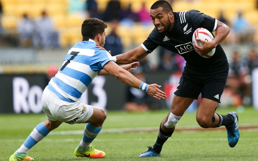Sione Molia attempts to beat the defence of Lautaro Bazan Velez.