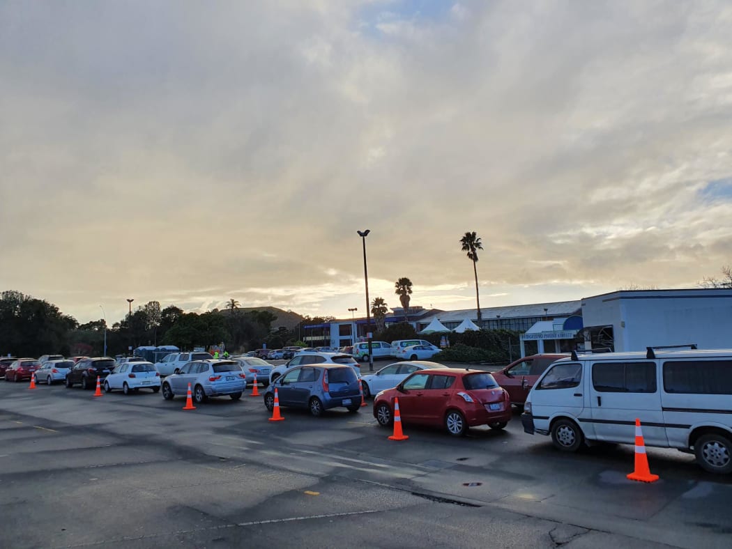 People lining up in their cars to be tested for Covid-19 in Balmoral, Auckland.