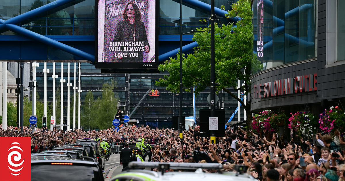Fans von Ozzy Osbourne säumen die Straßen von Birmingham, um den Star von ...