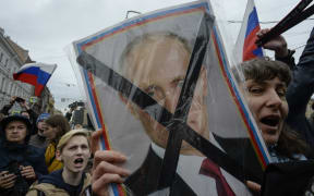 Opposition supporters attend an unauthorized anti-Putin rally called by opposition leader Alexei Navalny on May 5, 2018 in Saint Petersburg, two days ahead of Vladimir Putin's inauguration for a fourth Kremlin term.
 / AFP PHOTO / Olga MALTSEVA
